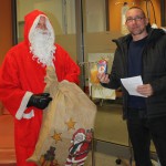 Herr Jens Guder wird vom Weihnachtsmann in der UKE Blutspende besucht. 