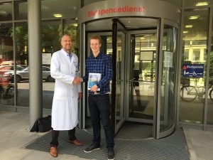 Gewinnübergabe: Dr. Sven Peine überreicht das I-Pad Pro an Lukas Brochhagen