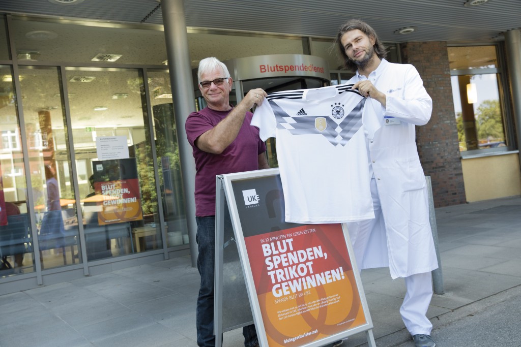 "Blut spenden, Trikot gewinnen "Gewinnspiel der Blutspende während der WM 2018, Gewinner Thomas Burmeister mit Arzt Manuel Hansen, der das Trikot übergibt