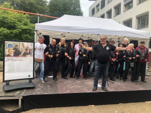 Kalle Haverland (Schirmherr BBFH) stimmt zum Abschlusslied an: "In Hamburg sagt man Tschüss,..." 