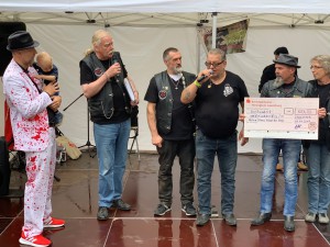 Biker fahren für Kinder (BFFK) - Scheckübergabe an Dr. Sven Peine (Leiter Institut für Transfusionsmedizin, li.)