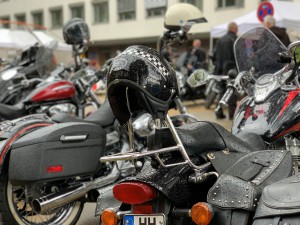 Zahlreiche Motorräder stehen Schlange auf dem Parkplatz der Blutspende
